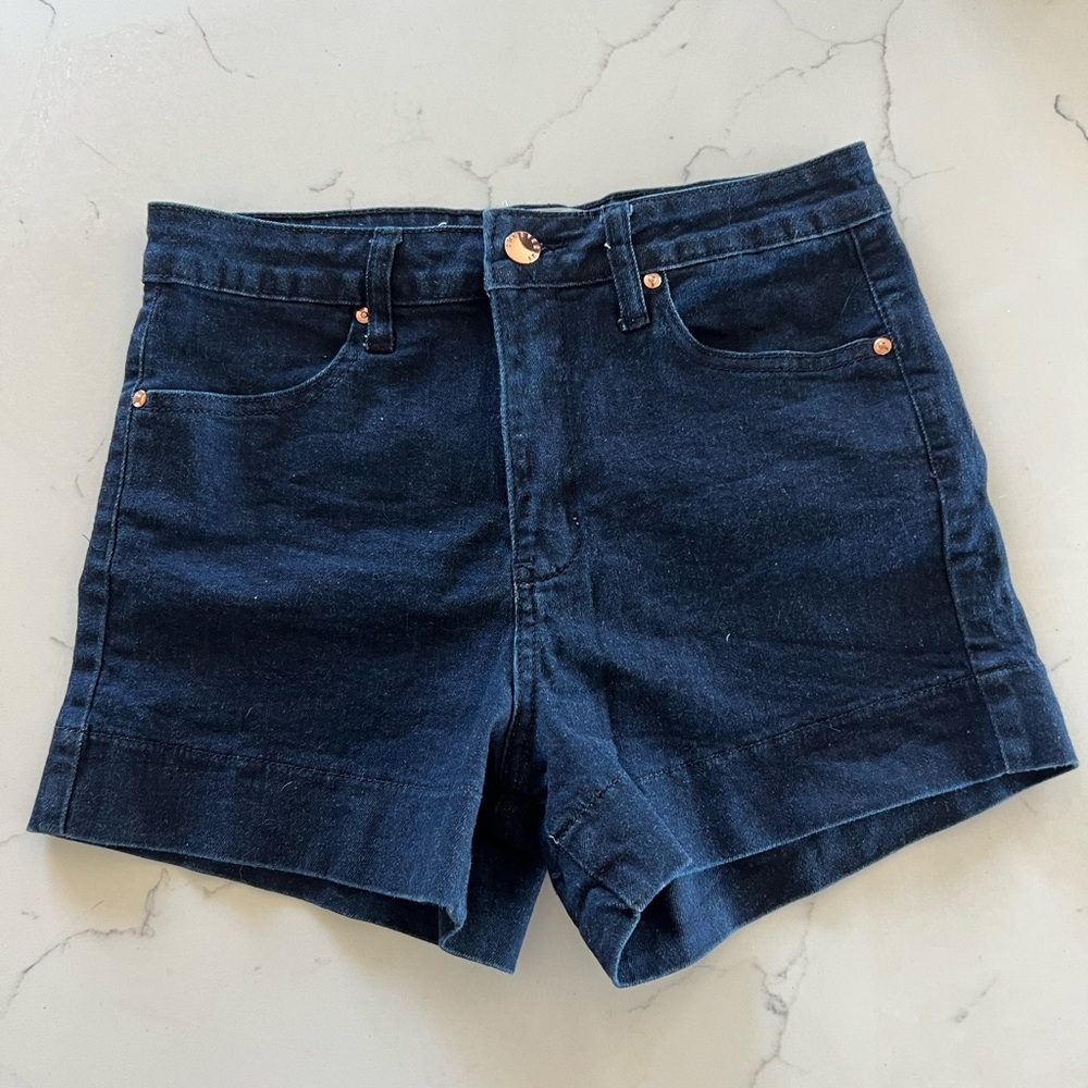 Forever 21 Dark Denim Shorts Size 26 (Stretchy Material/Good Coverage)